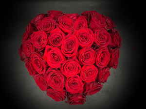 Aranjament in forma de Inima din 33 trandafiri rosii